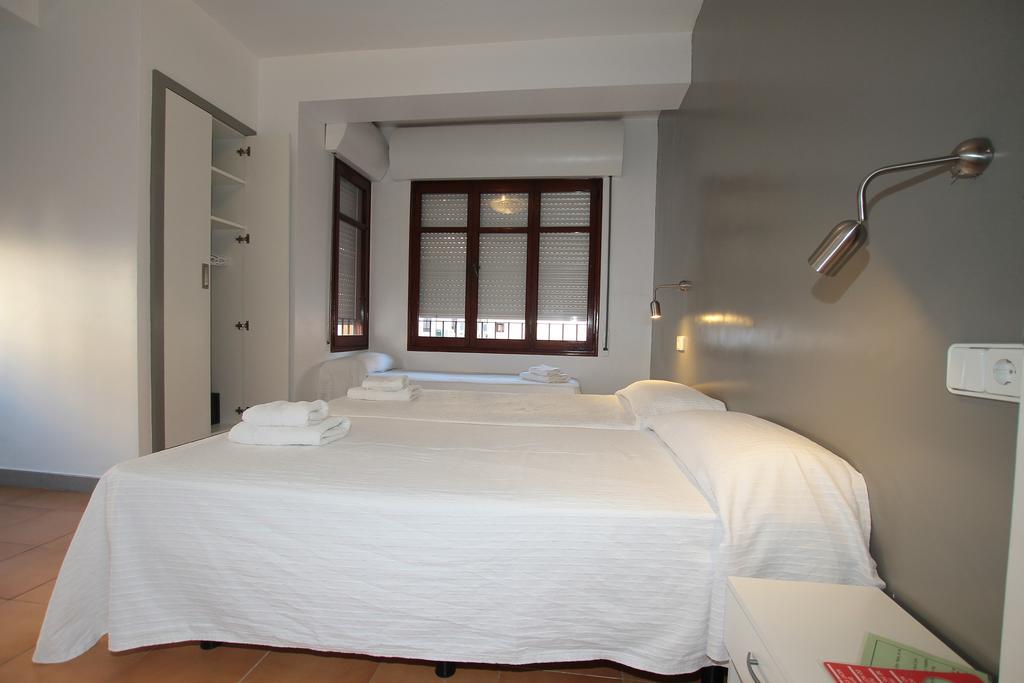 Hostal Ripoll Ibiza Bagian luar foto